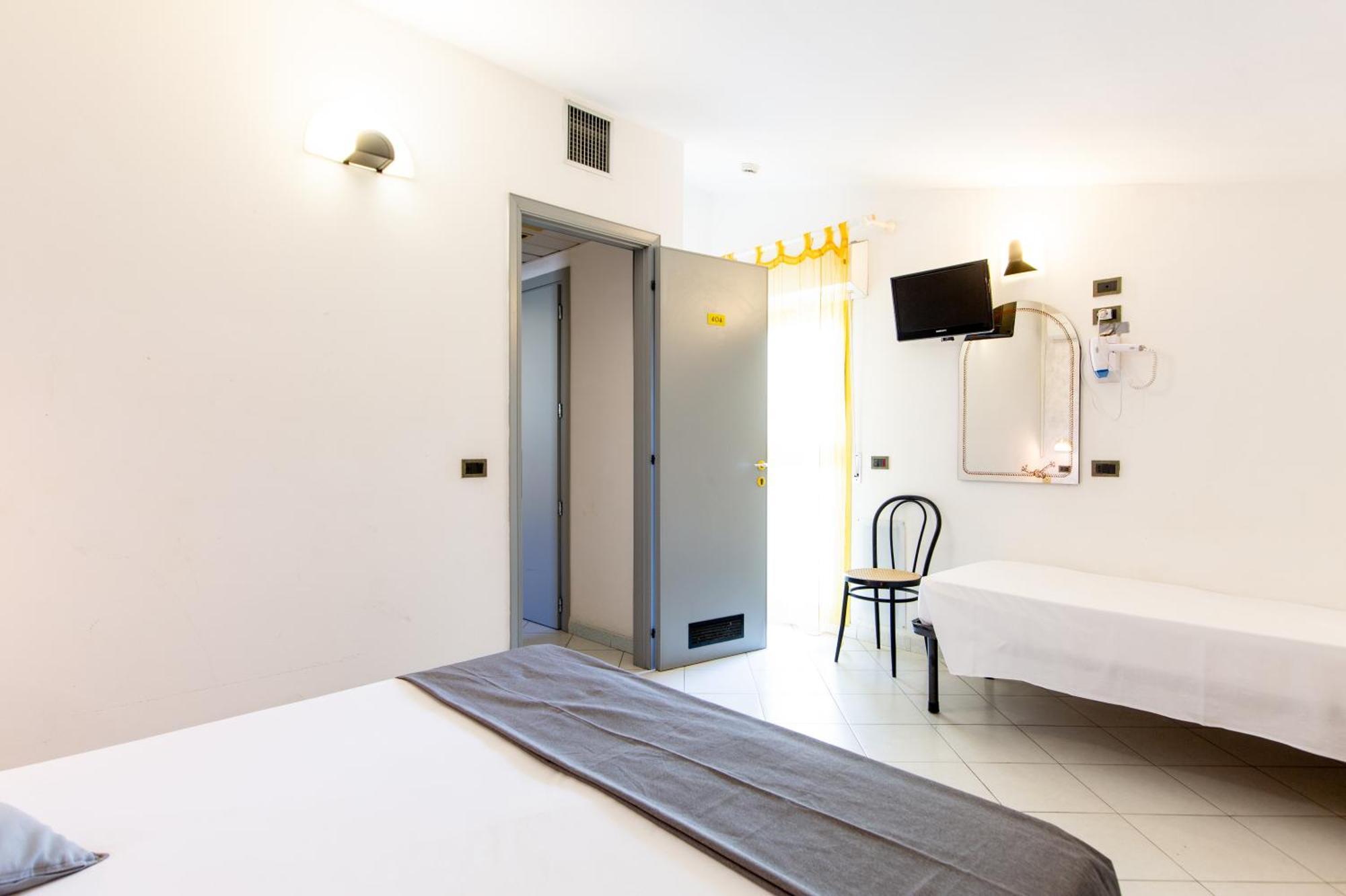 Hotel Marzia Con Piscina リッチョーネ エクステリア 写真