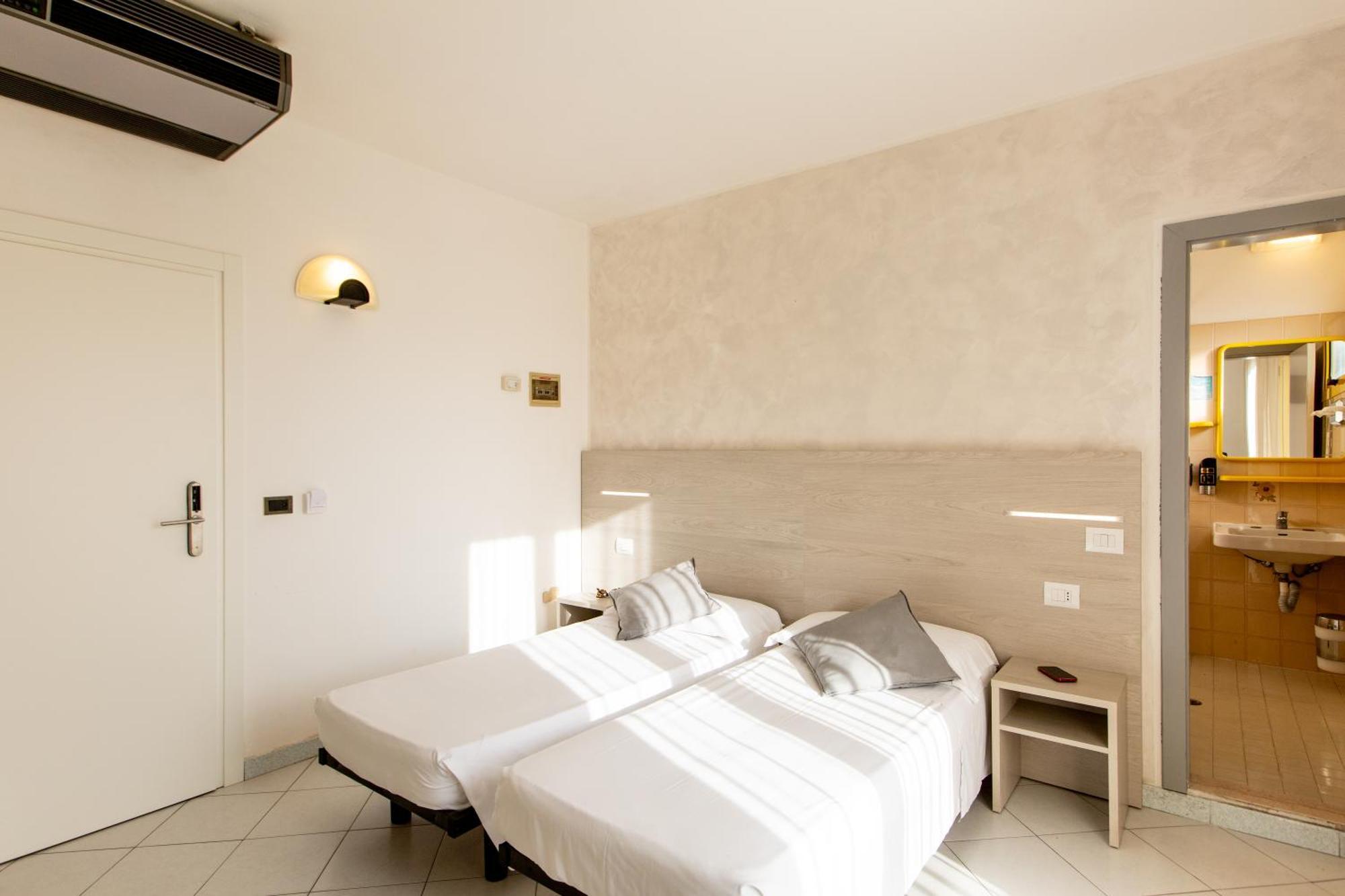Hotel Marzia Con Piscina リッチョーネ エクステリア 写真