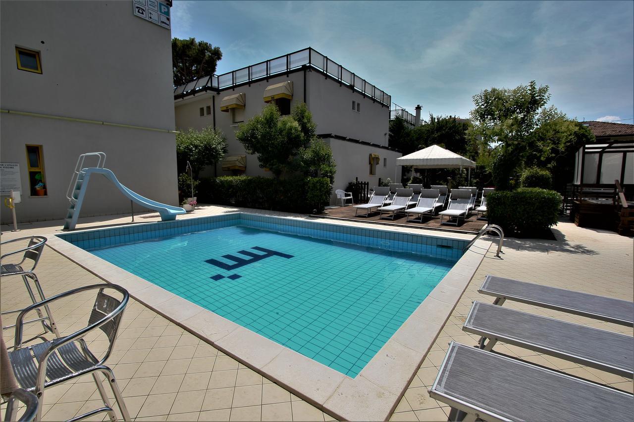 Hotel Marzia Con Piscina リッチョーネ エクステリア 写真