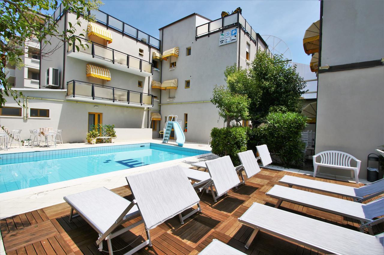 Hotel Marzia Con Piscina リッチョーネ エクステリア 写真