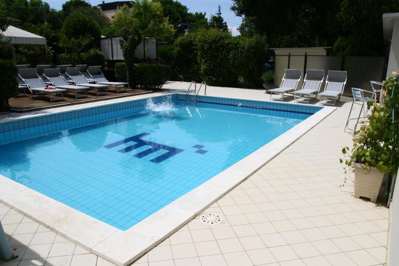 Hotel Marzia Con Piscina リッチョーネ エクステリア 写真