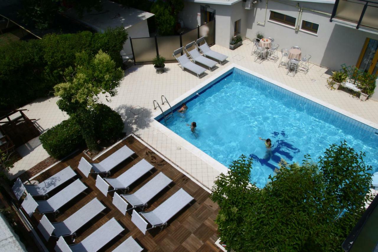Hotel Marzia Con Piscina リッチョーネ エクステリア 写真